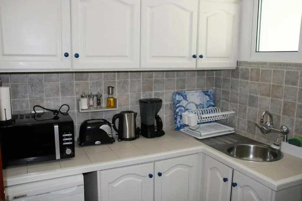 One bedroom bungalow with sea view enclosed garden and wifi at Funchal 1 km away from the beach
