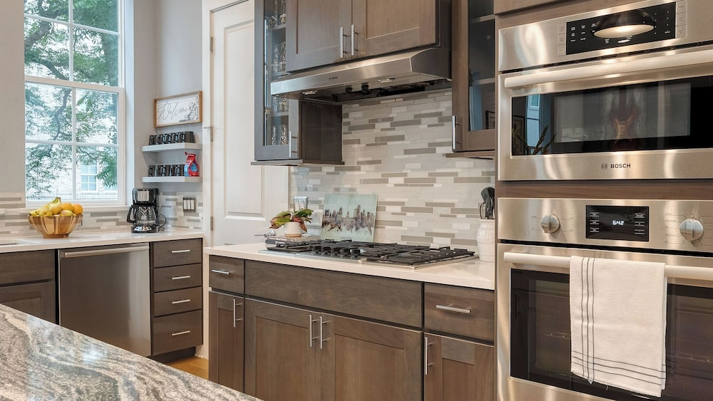 Town Lake Townhouse by Avantstay Hot Tub, Game Room & Skyline Views
