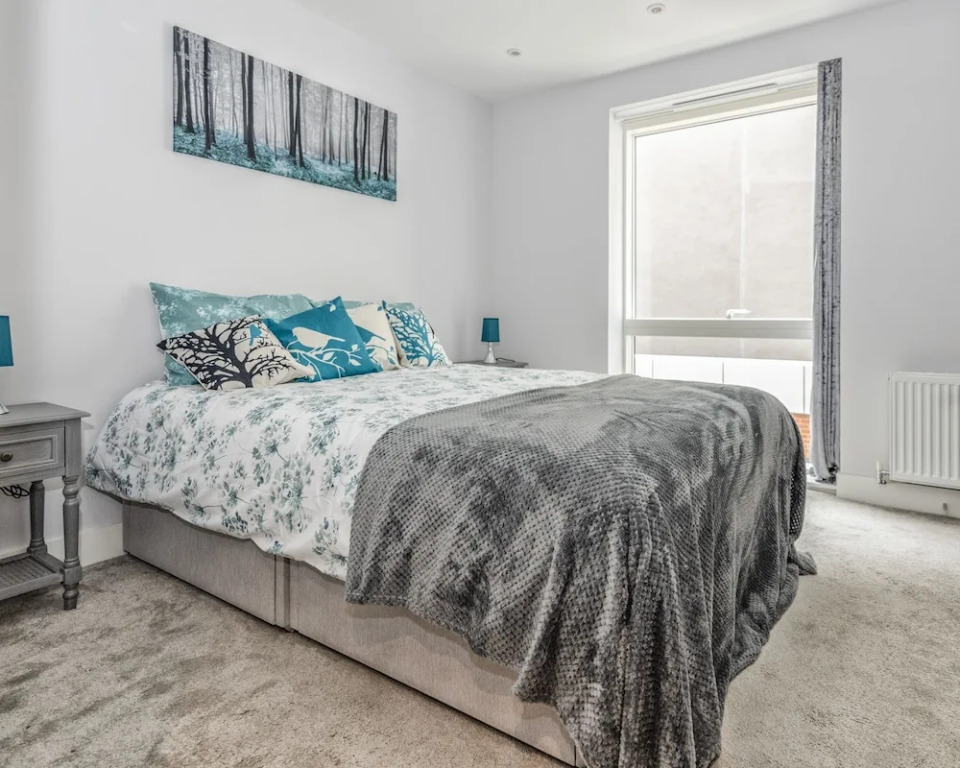 Luxury Bedford Riverside Apartment