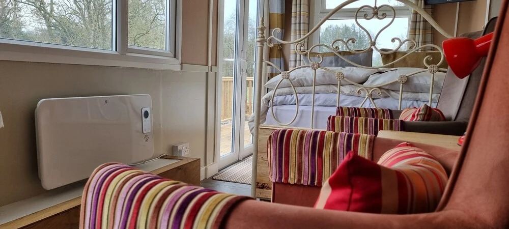 Riverside Cabin - Sleeps 2 - HotTub - Parking