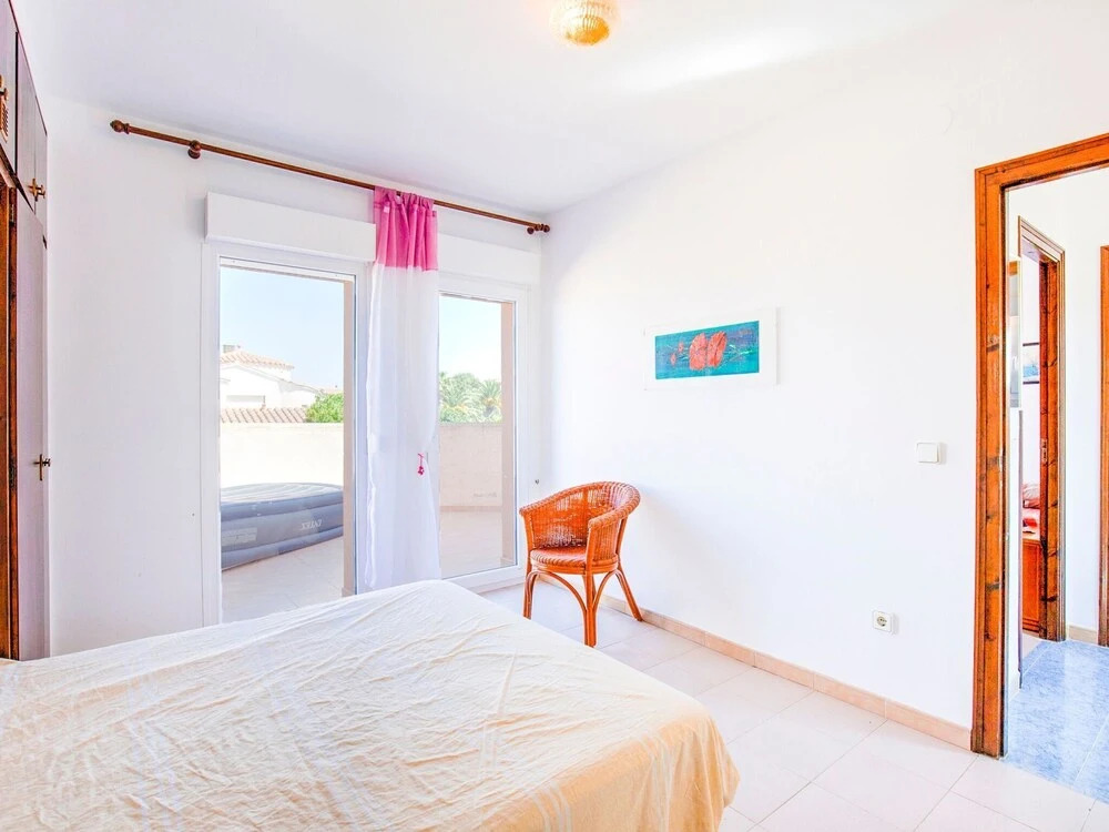 House for 4 With Private Swimming Pool, Near the Beach
