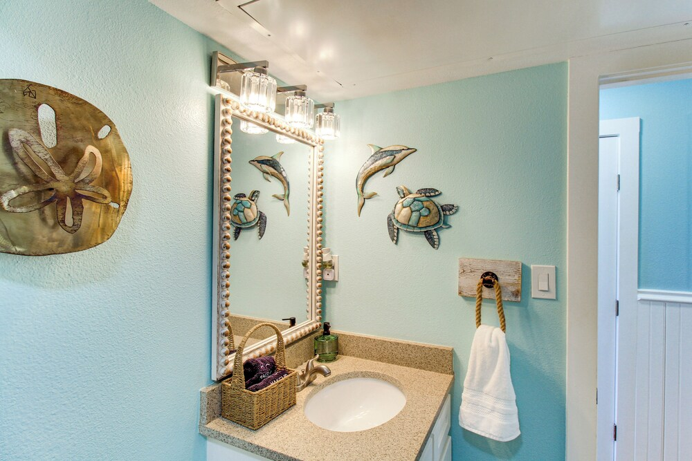 Balcony w/ Ocean View! North Beach 2nd-floor Condo