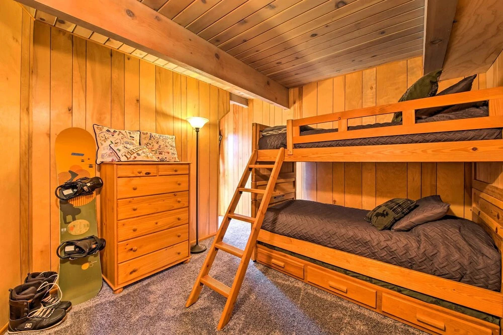 5 Mi to Big Bear Mtn Resort: Cozy Cabin w/ Deck