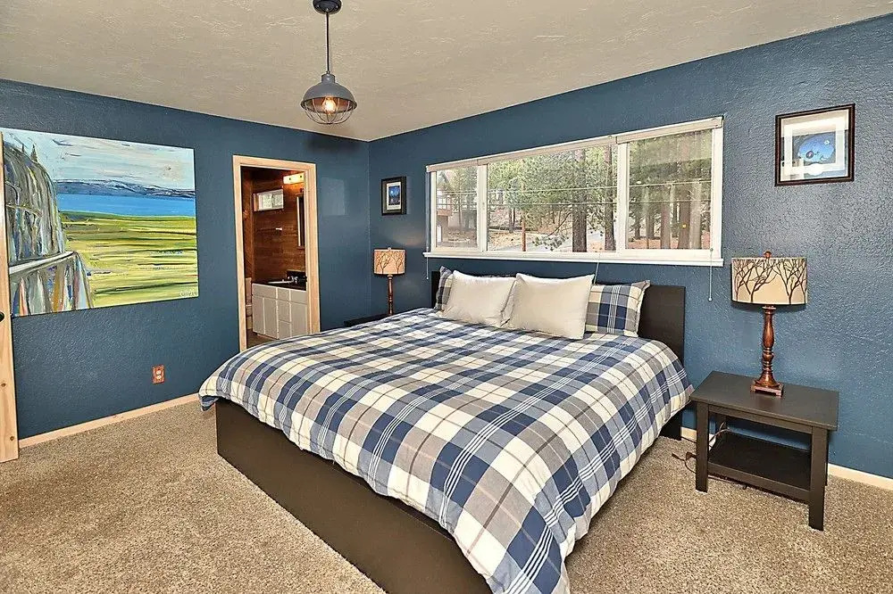 3BR 2BA Heavenly Chalet by RedAwning