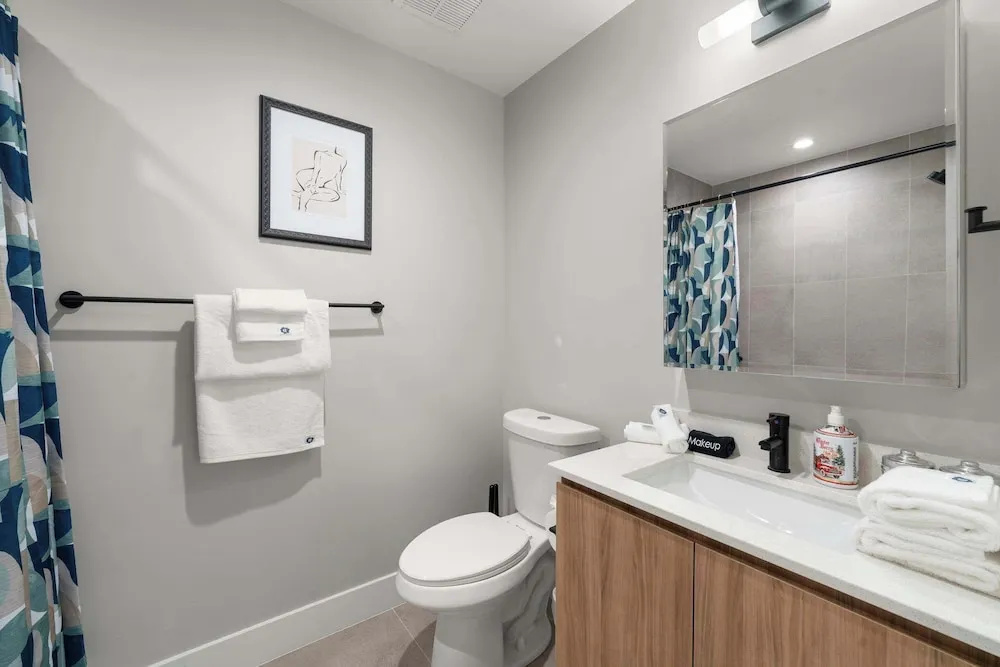 Edgewater Modern 2BR Steps to Lake City Views