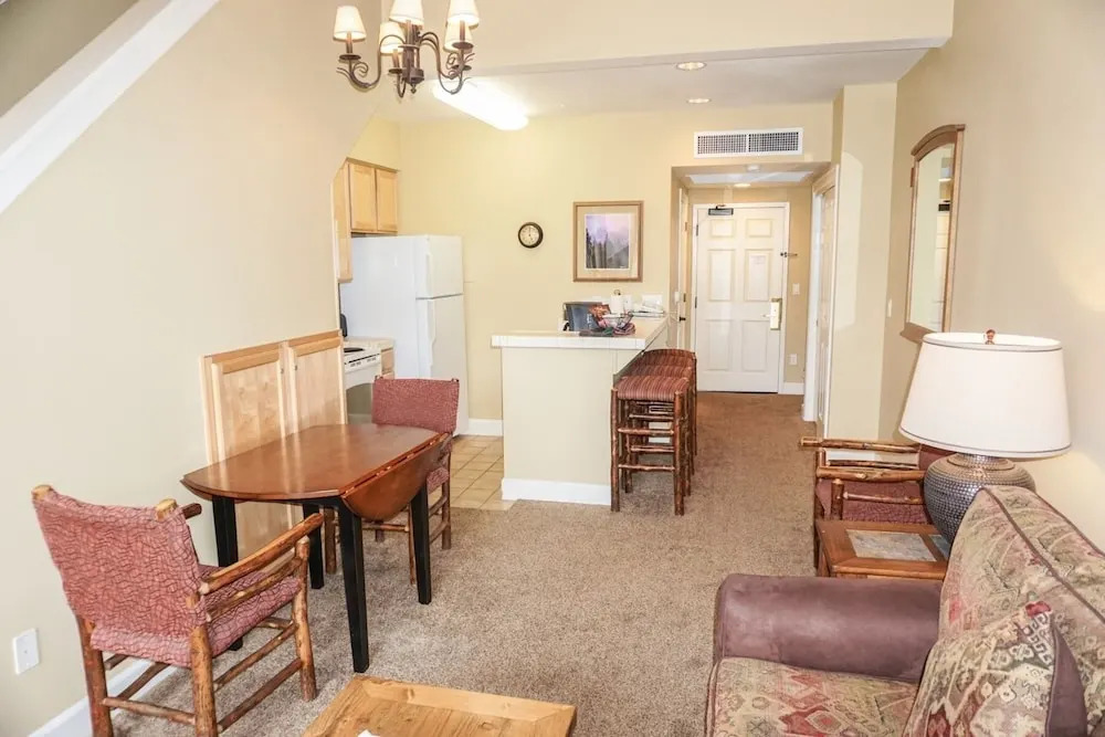 The Mountain Club #318 Village Plaza Studio Loft Suite - I condo