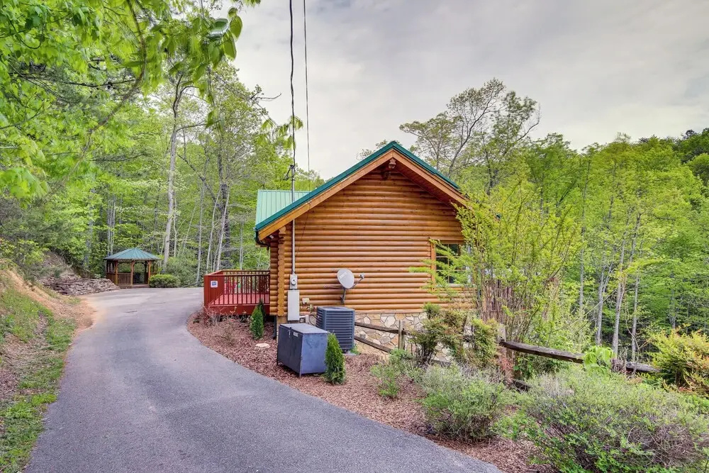 Upscale Mtn-View Smokies Cabin: Hot Tub & Fire Pit