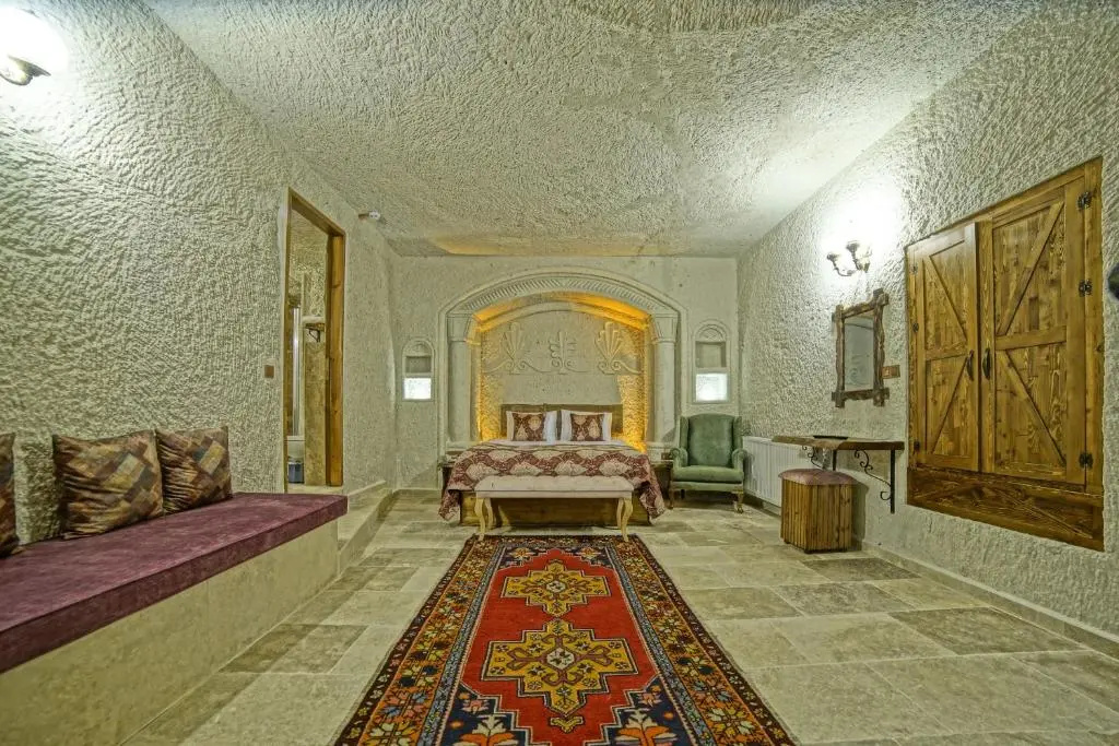 Risus Cave Suites
