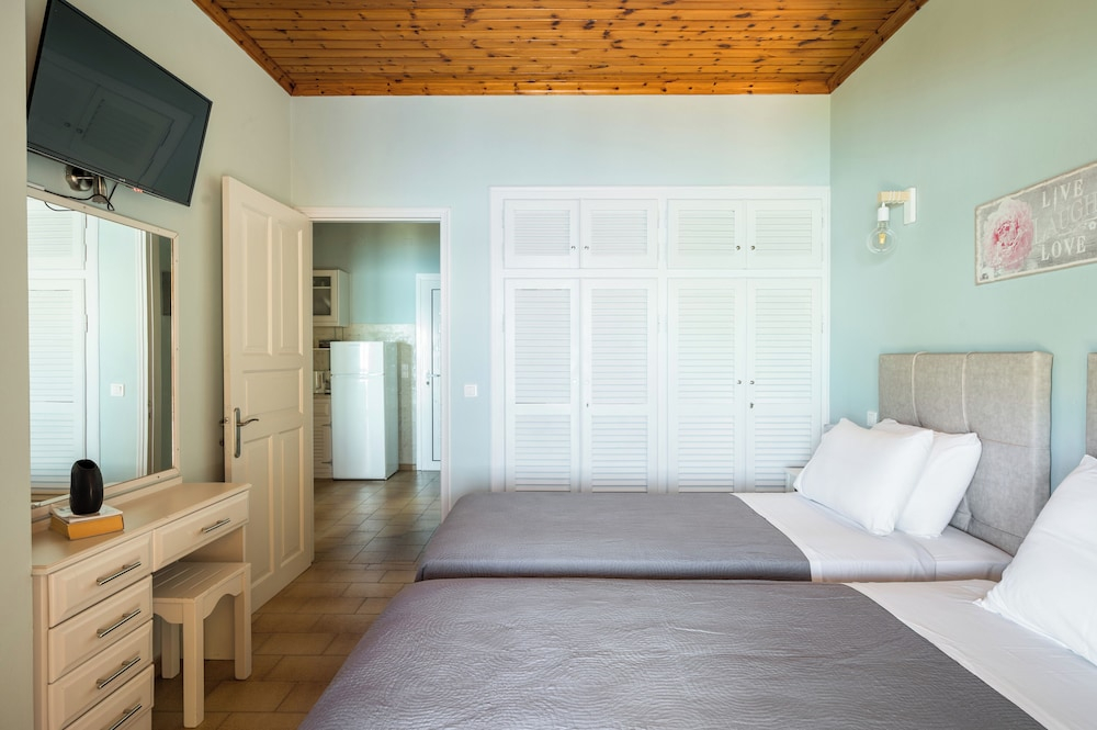 Baracunda Seaview Apartments with private Hot Tub by Konnect