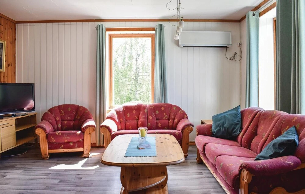 4 Bedroom Beautiful Home In Steinstø