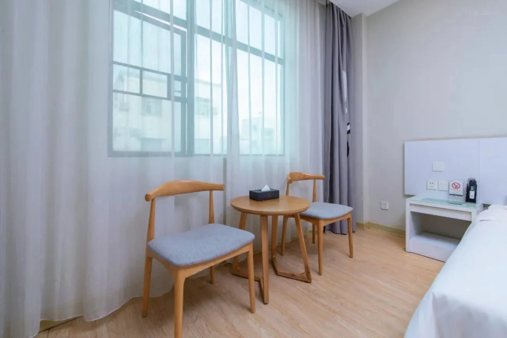 Ease Hotel (Shenzhen Pinghu Huanancheng, Dahuanggong Commercial Center)