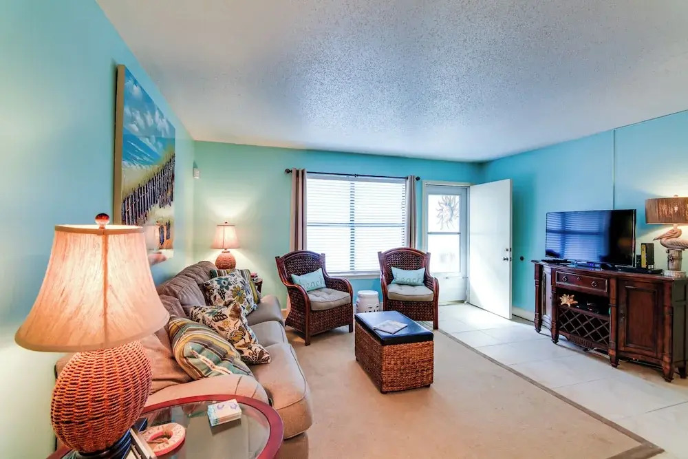 Destin Townhome w/ Balcony - Walk to the Beach!