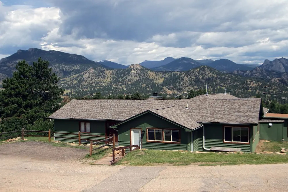 Rocky Mountain Retreat 1A- 4 bedroom/3 bath with personal hot tub offers Panoramic Mountain Views 4 Cabin