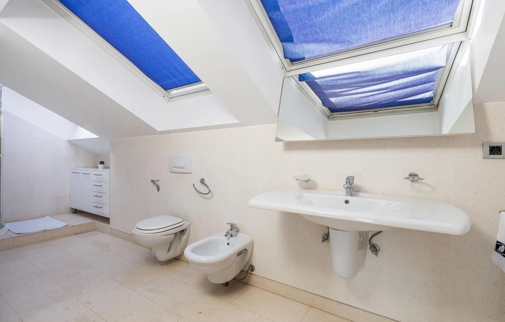 5 Bedroom Awesome Home In Pag