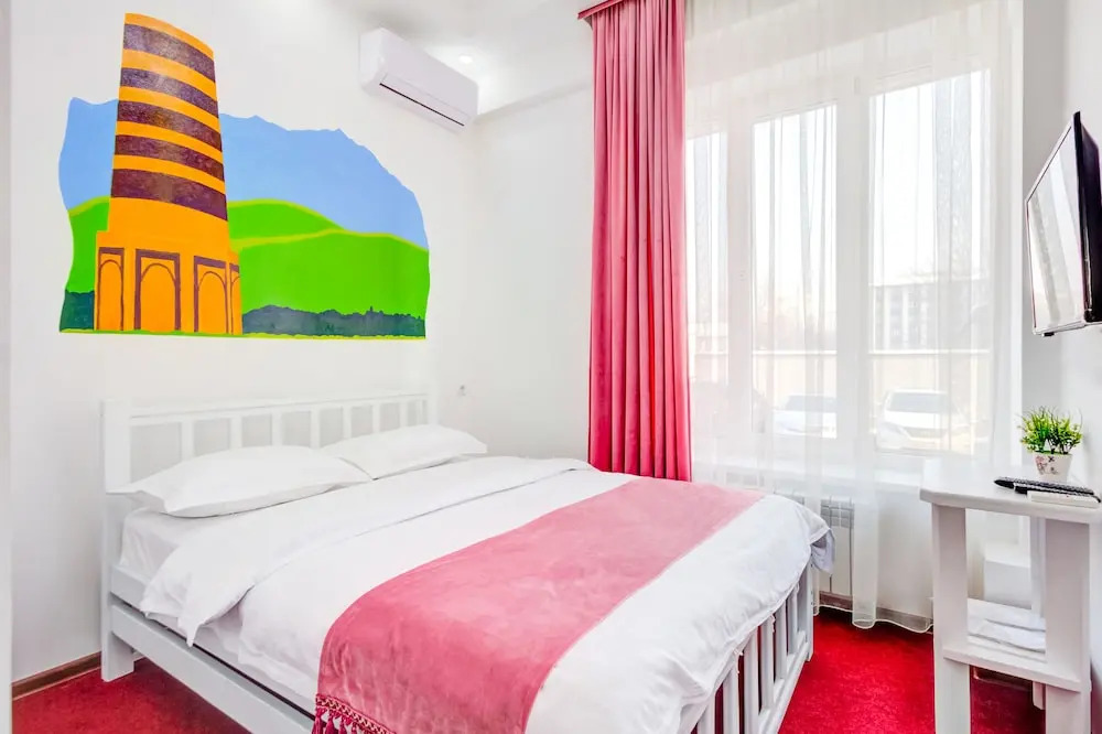 WHITE HOTEL & HOSTEL