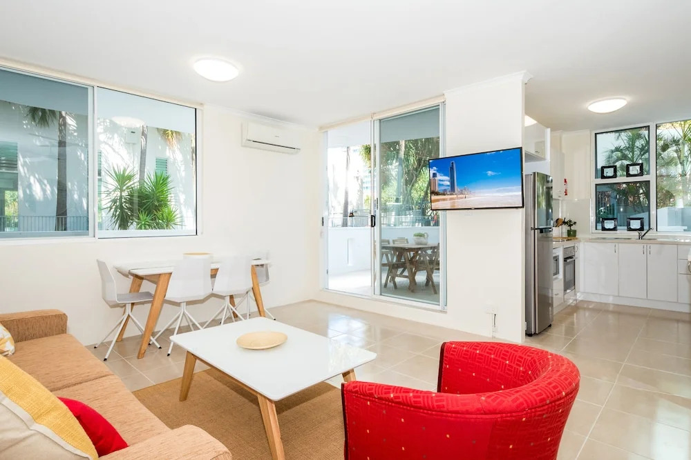 Private G/F 1 bedroom Carlton Apartment Cross the Road to Beach
