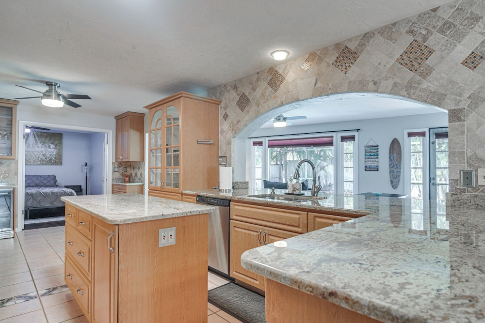 Poolside Oasis! Family Escape in Safety Harbor