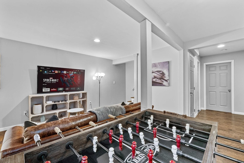 Charming Chalet w Hot Tub King Suite Dog Friendly