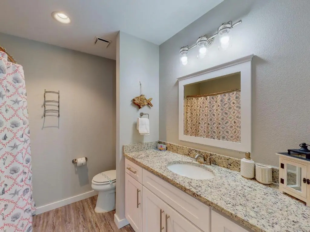 AH-C209 Newly Remodeled, 2nd Floor Condo, Right next to the Marina & Ferry