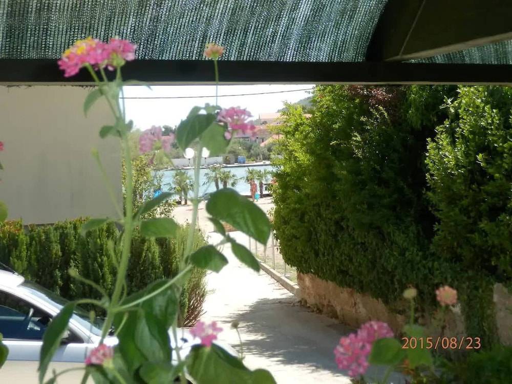 Nearby Beach, Modern Apartment Arena