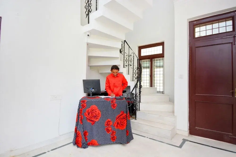 OYO 40005 Corner House