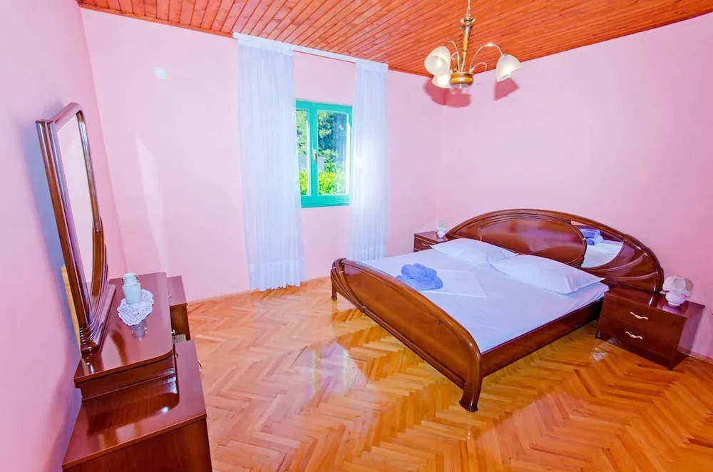 Apartments Mladenka