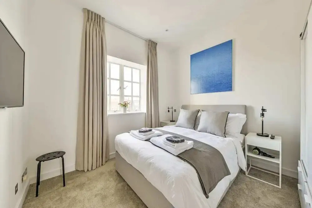 Stunning 3 Bed Apartment With Parquet Wooden Flooring in Baker Street