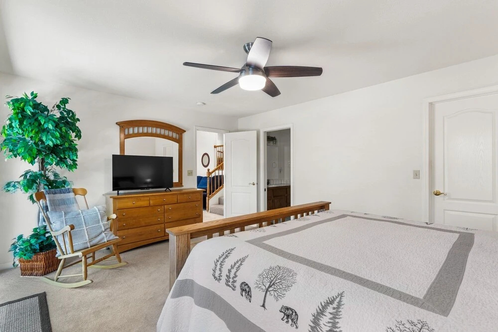 The Gathering Place - 2-Level Home with Game Room by Yosemite Region Resorts