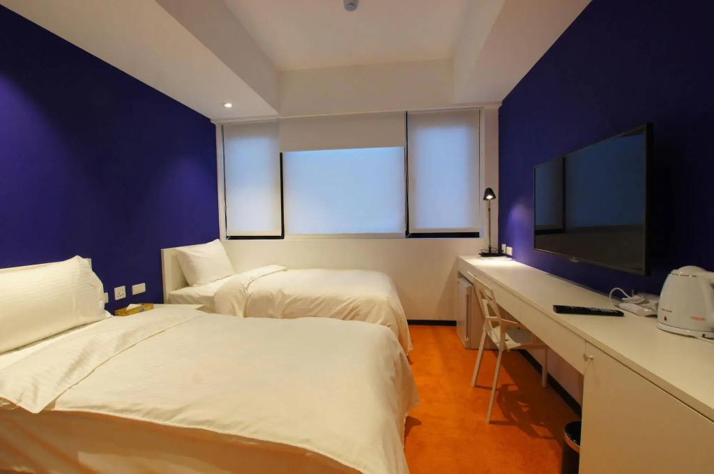 color fun inn