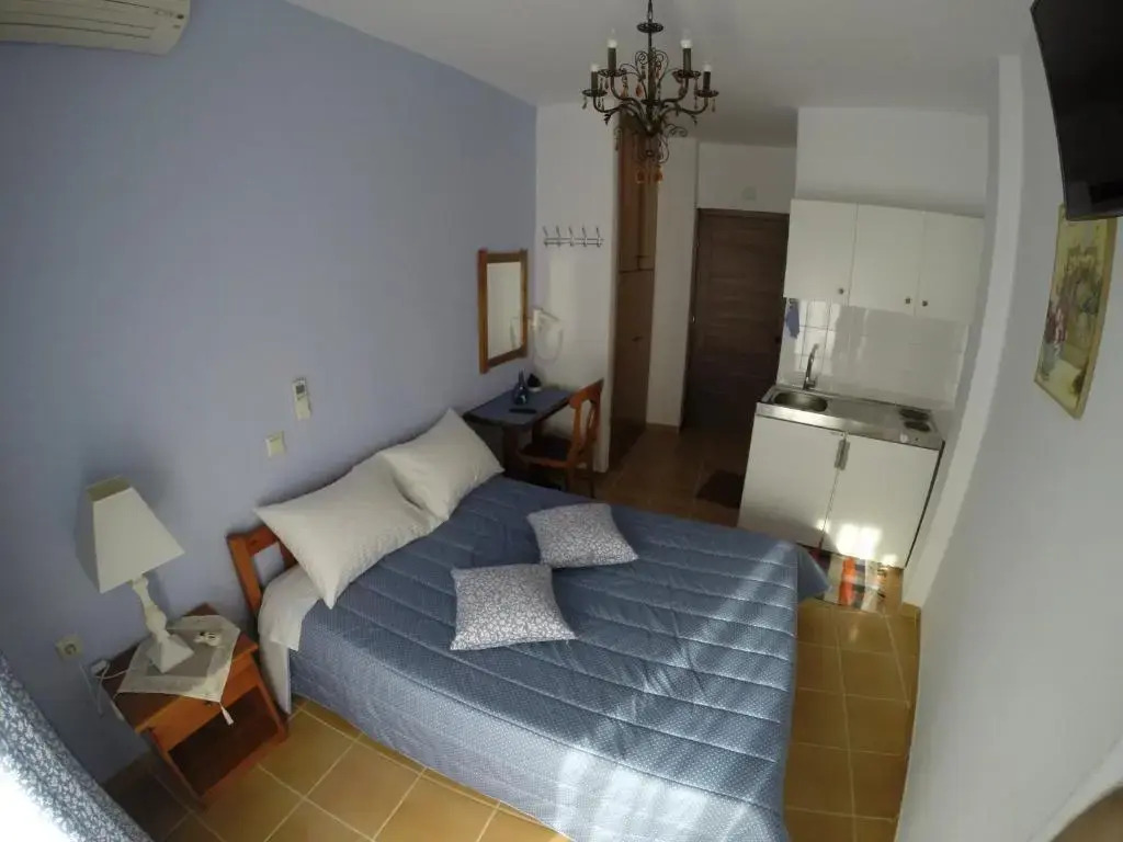 Akrotiri Hotel