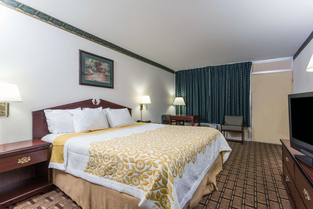 Days Inn by Wyndham Dickson