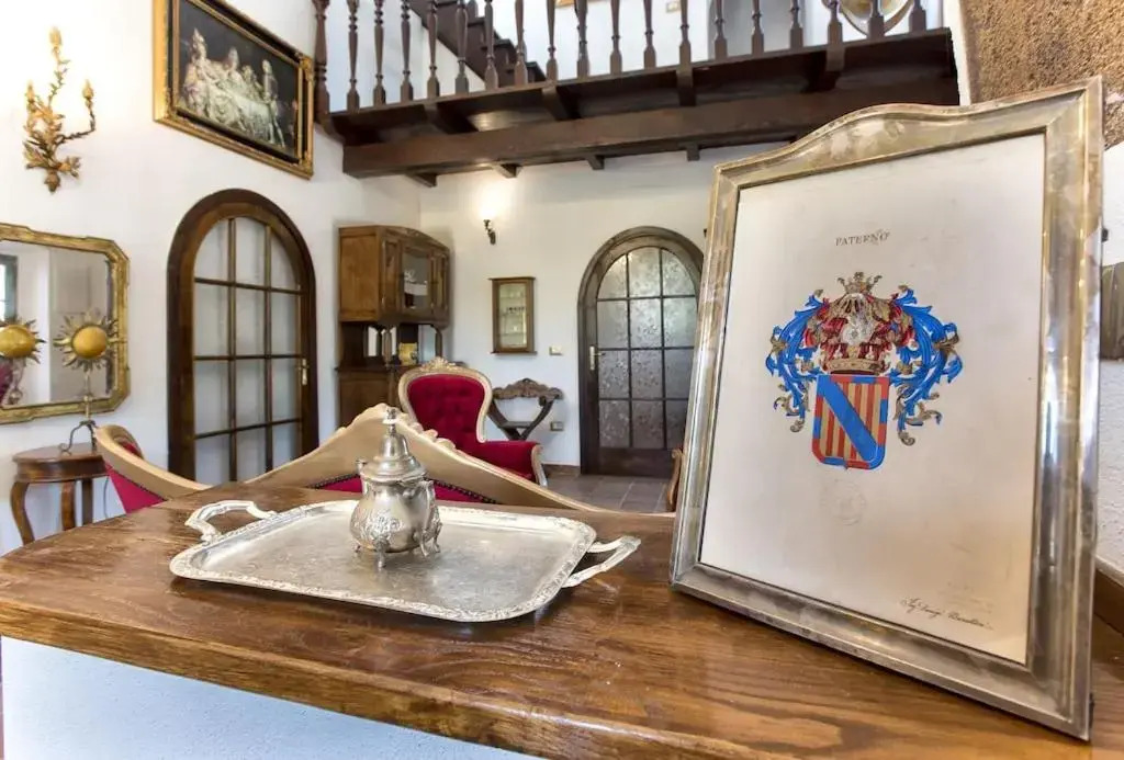 Restored Historic Mansion Paterno with Exclusive Pool, Wifi and AC for 20 people