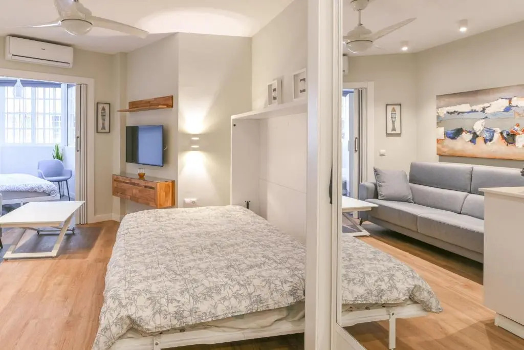 Apt. p/4 1 min from the beach w/pool in Marbella