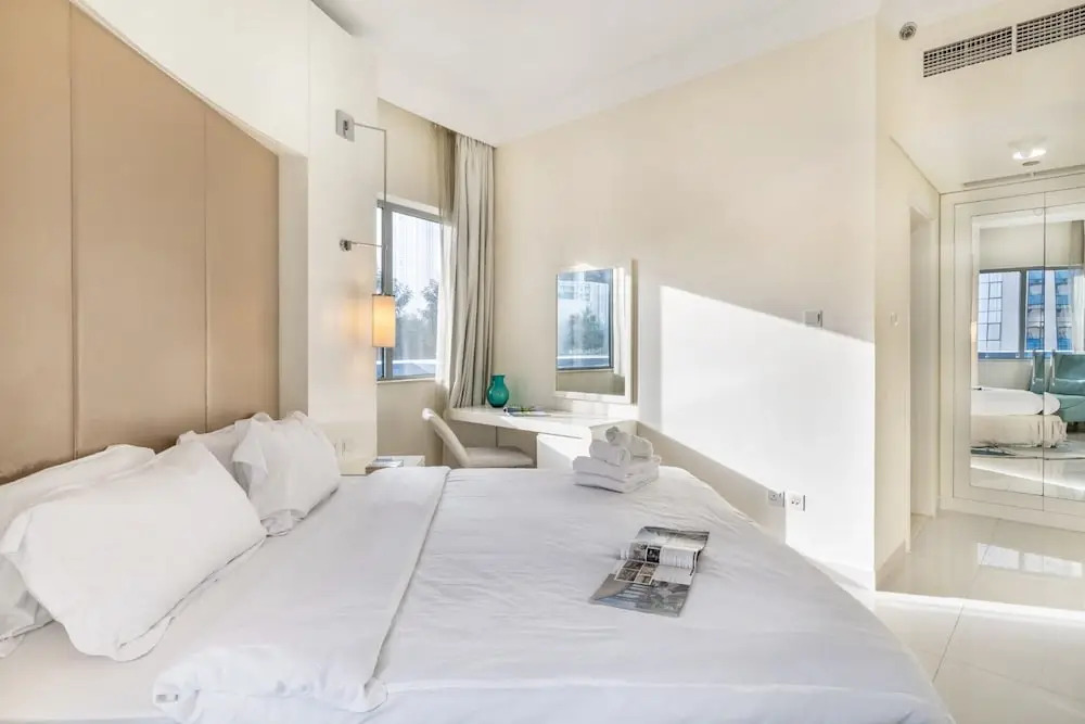 Amazing 1 BR Apartment Damac Mall Street