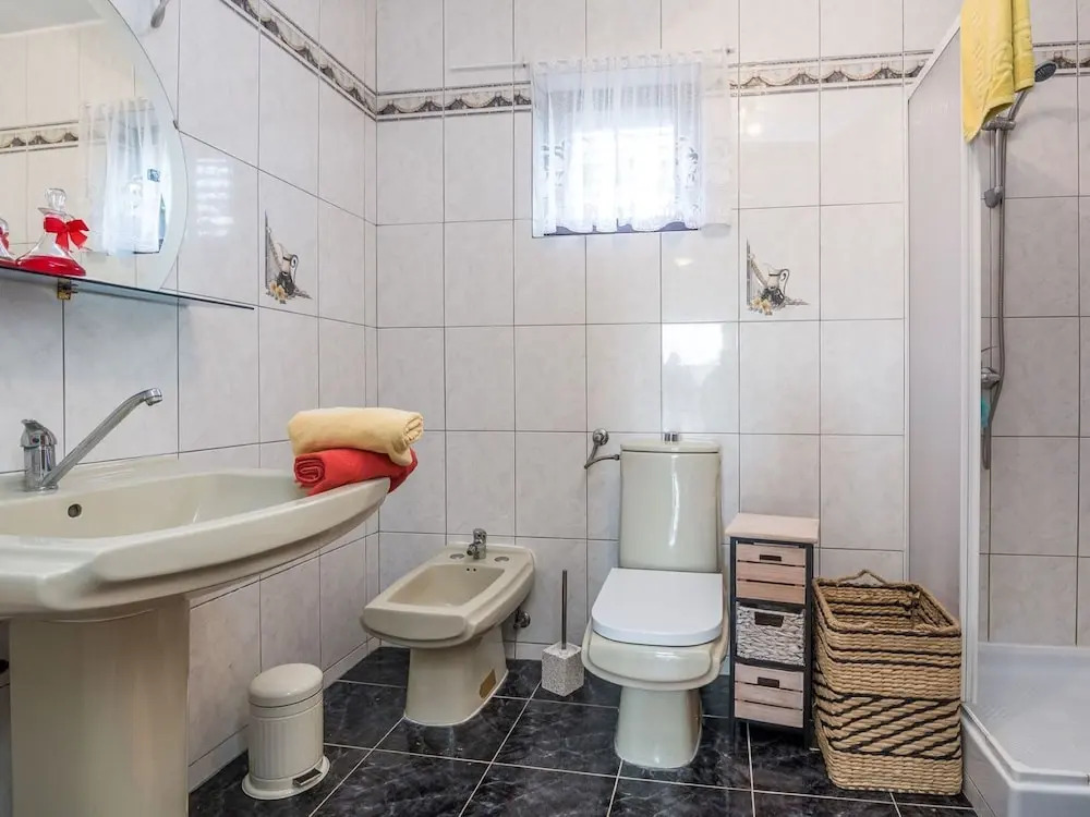 Vibrant Apartment in Vir near Sea