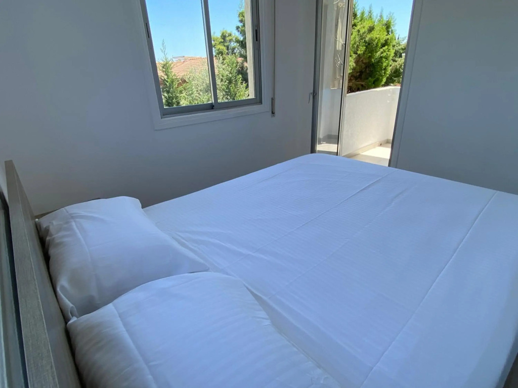 Renovated modern 1-bedroom apartment with view