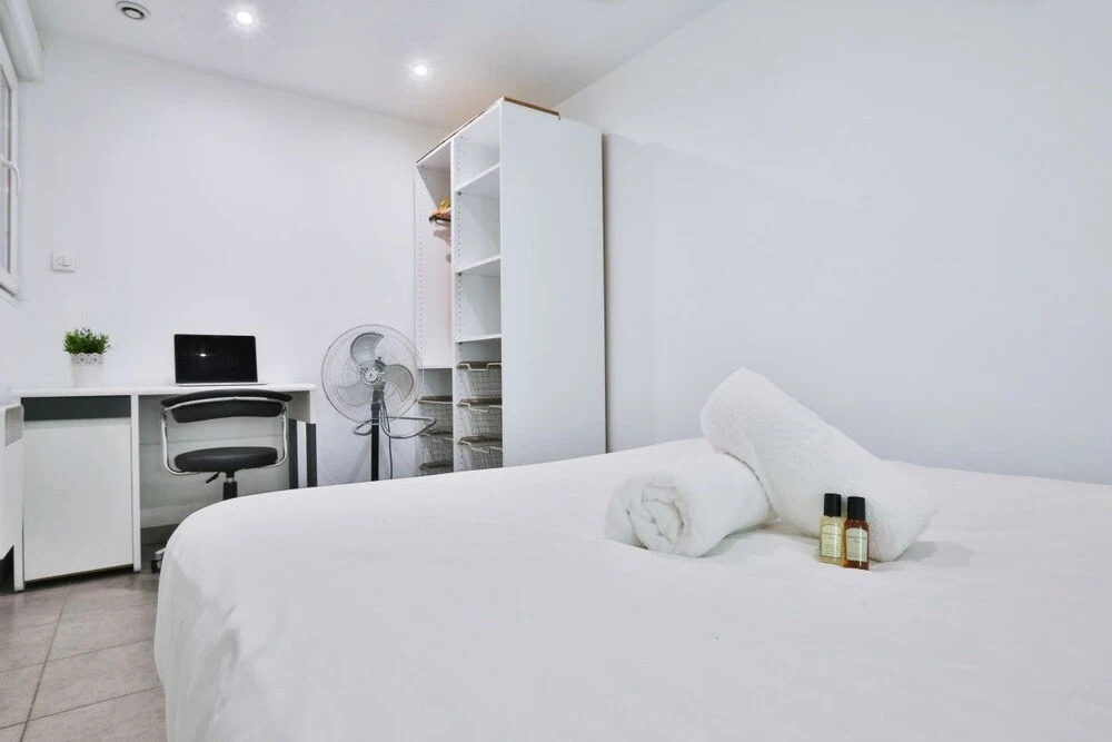 Spacious Apartment for 6, Ideally Located!