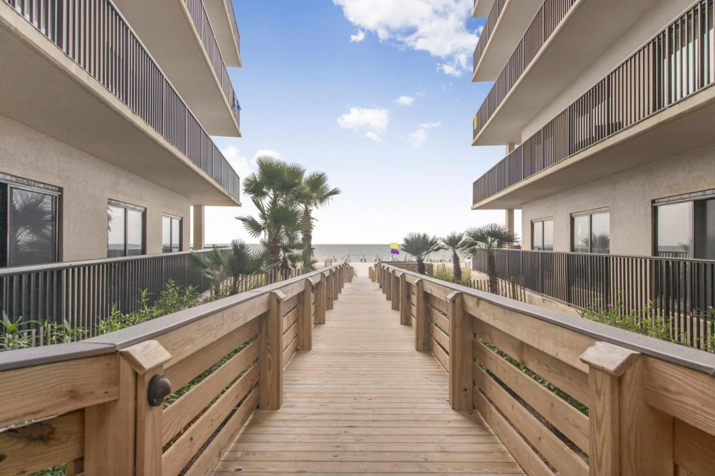 Beachfront condo with wraparound balcony & pools