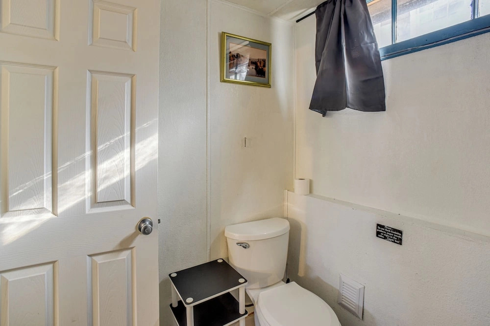 < 1 Mi to Downtown! Old North End Studio w/ Patio