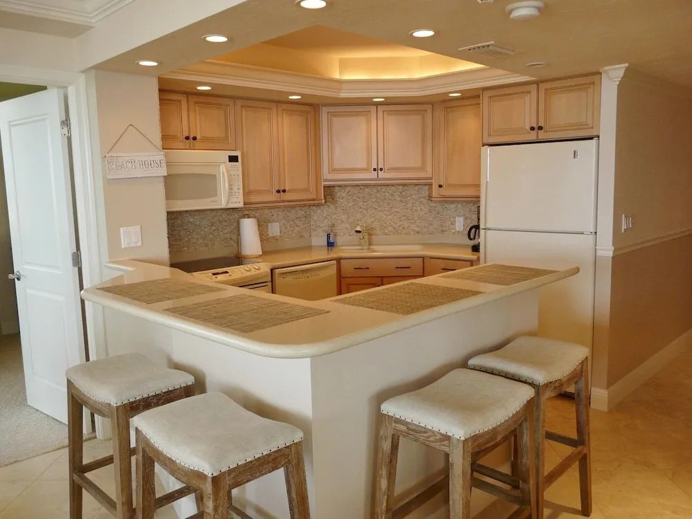 Stylish beachfront condo with spa/pool and ocean views