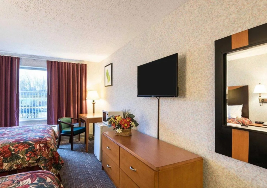 Super 6 Inn and Suites