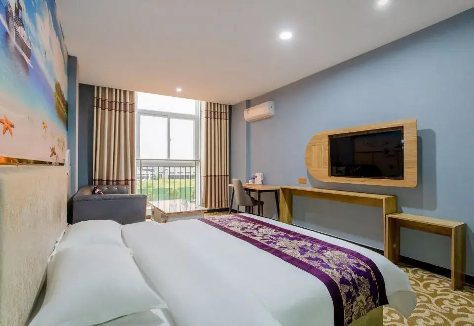 Huayi Hotel (Puyang East High-Speed Railway Station)