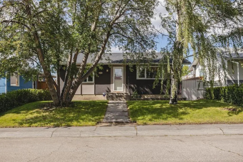 The Elm, 4 Bed Bungalow with Backyard and Firepit