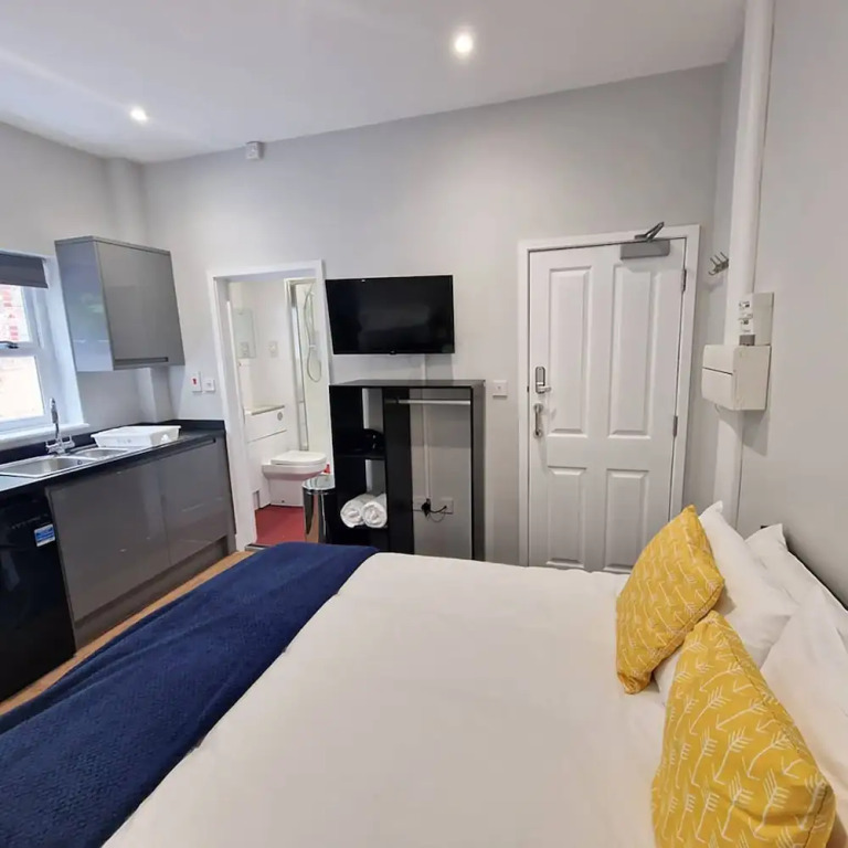 Budget studio apartment ensuite shower & parking