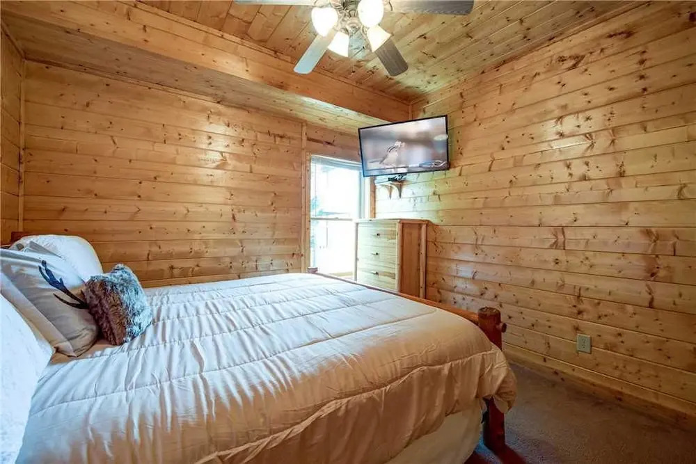 Suite Seasons 4 Bedroom Home with Hot Tub