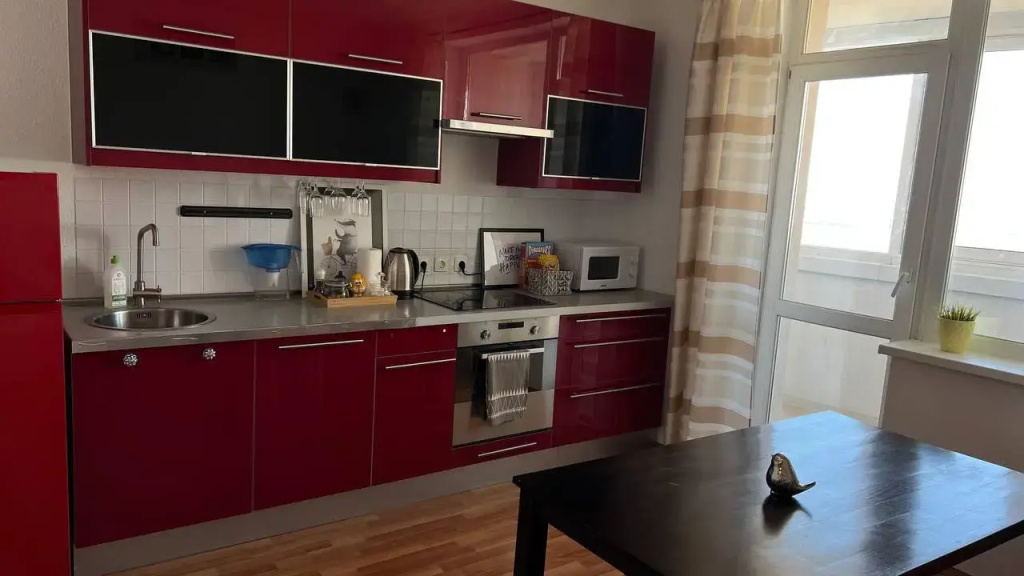 Яркая и солнечная Eвродвушка с панорамой на город