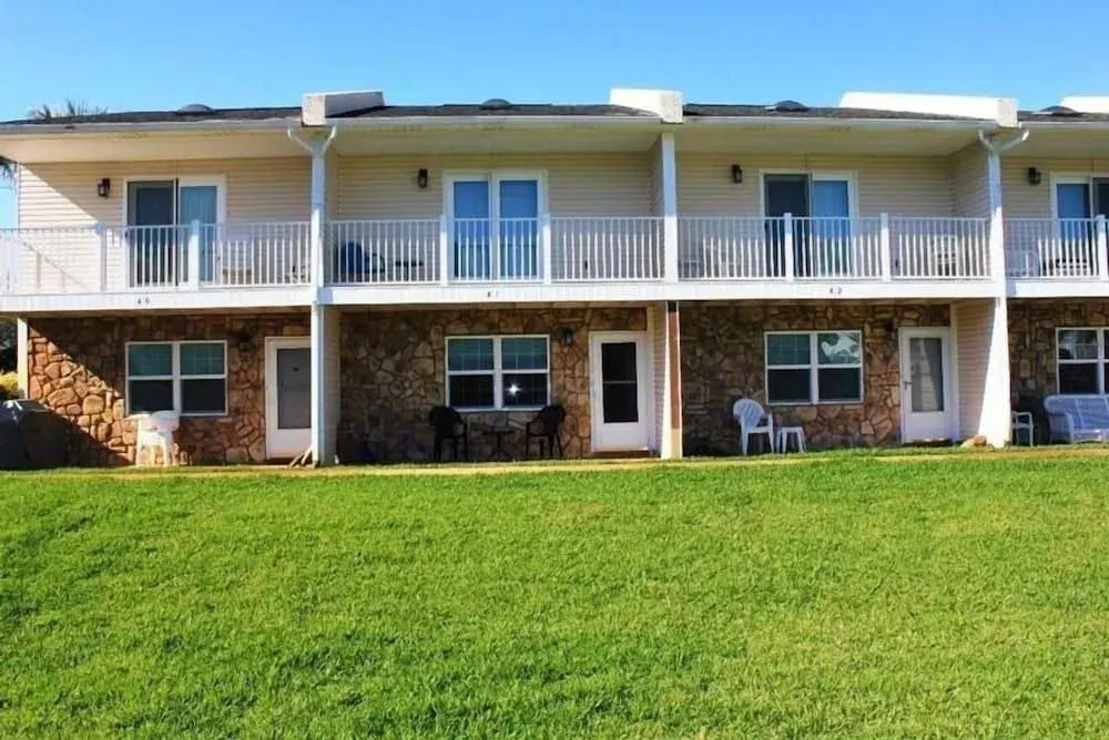Southern C's - 2 Br cabin by RedAwning