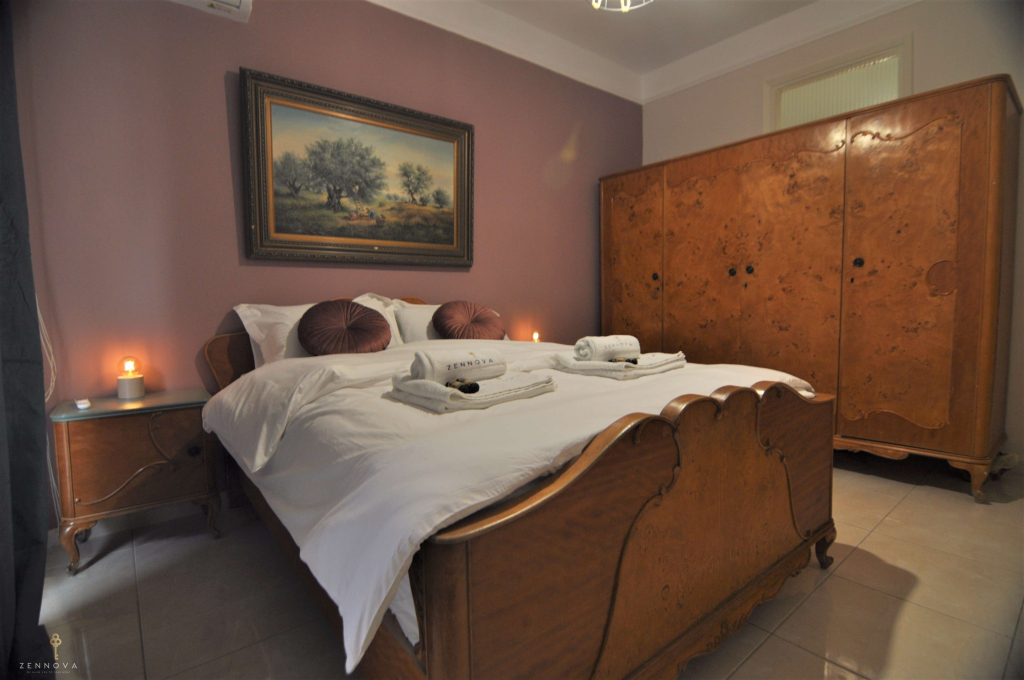 Zennova #4 Vintage City Center Apt