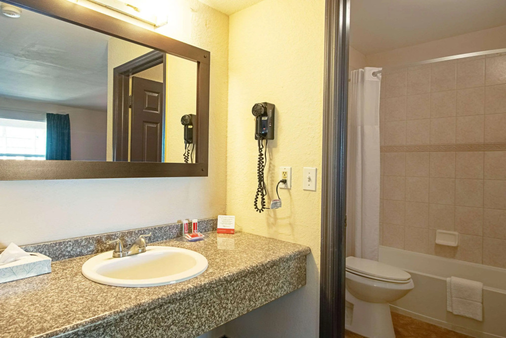 Econo Lodge Inn & Suites Clearwater Central