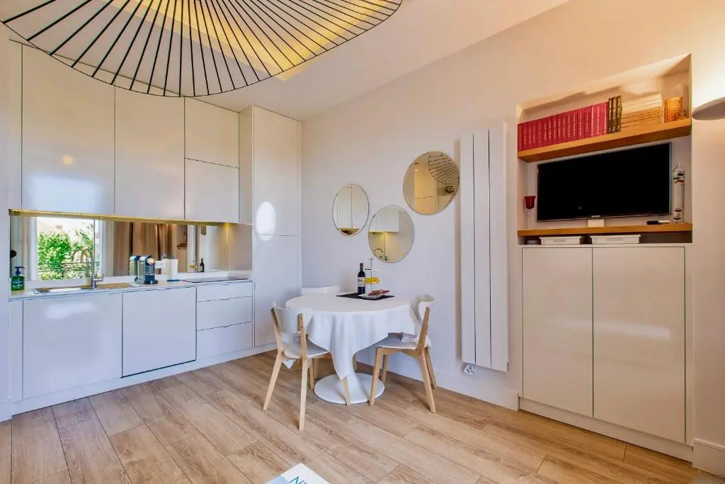 GRAND HÔTEL Golden Square 3 min to Beach Green Corridor View AC